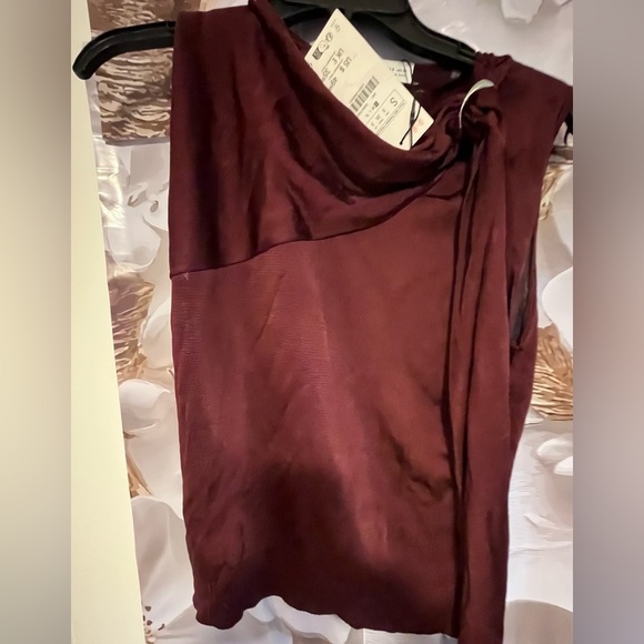 New year sale NWT KNIT burgundy TOP WITH GOLDEN APPLIQUÉ SIZE S
🚨FIRM PRICE - Picture 7 of 13